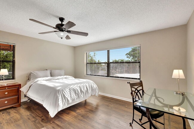 Building Photo - 600 Uno Lago Dr