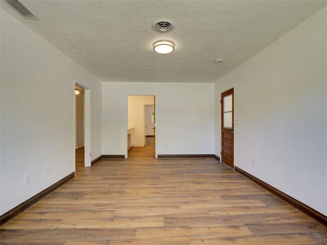 Building Photo - 305 Sunset Dr