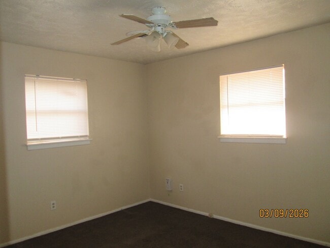 Building Photo - HOUSE - 3 bedrooms, 2 bathrooms, single car garage