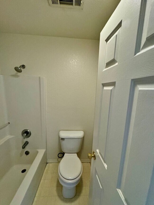 Building Photo - 2 Bedroom 2 Bath Centrally Located Condo