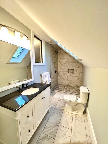 Full en-suite primary bathroom - 2506 E Woodland Cir