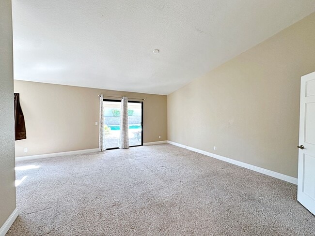 Building Photo - Green Valley Luxury Single Story: Pool, Putting Green, 4 Bedrooms, SOLAR!