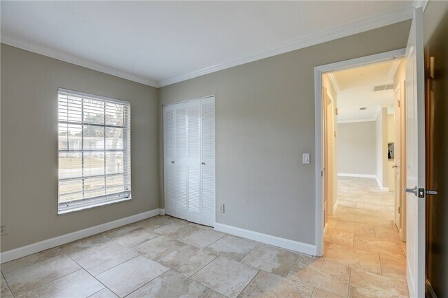 Building Photo - 866 Gilbert St