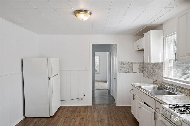 Building Photo - 3 Bedroom Ranch in Eastpointe! - $1,300
