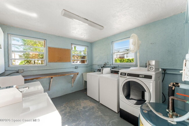 Building Photo - 211 Circle Dr