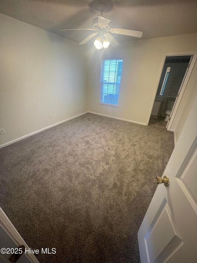 Building Photo - 300 Pinegrove Ct