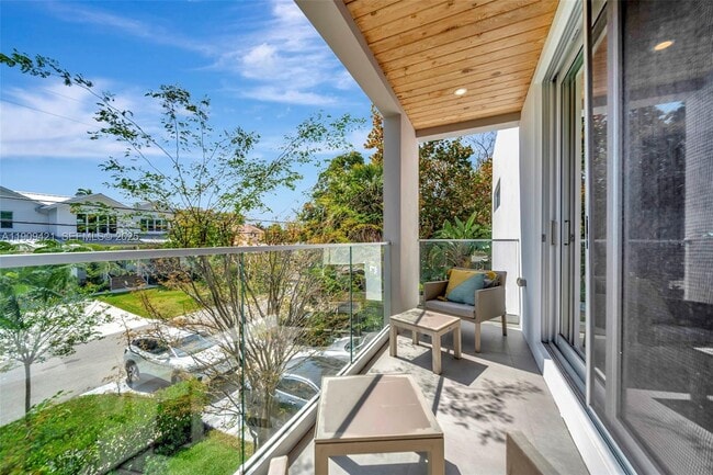 Building Photo - 544 N Victoria Park Rd