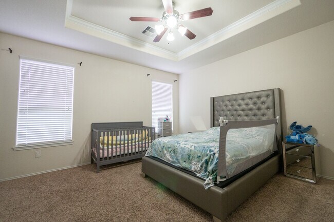 Building Photo - 1414 S Maple Dr