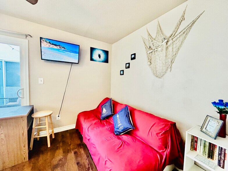 Building Photo - 604 17th St