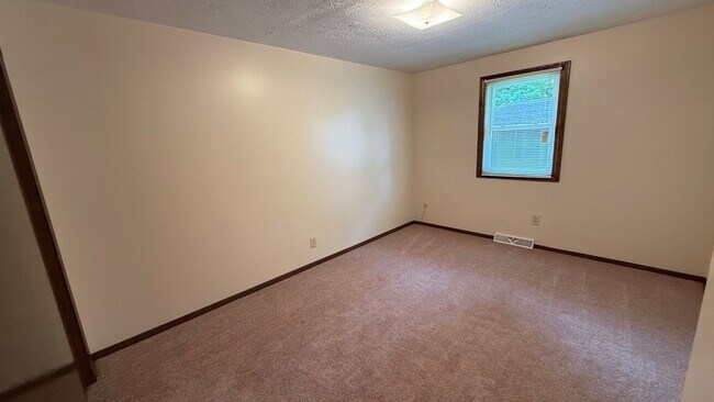 Building Photo - 2900 Thackeray Ave NW