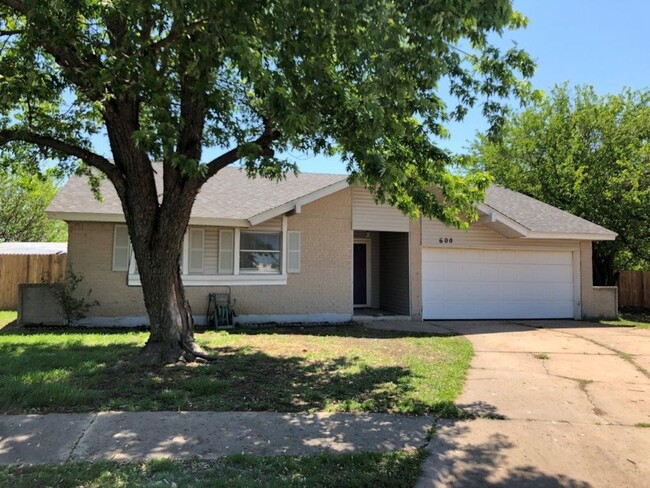 Primary Photo - Moore Schools!! Newly remodeled 3 bed 2 ba...