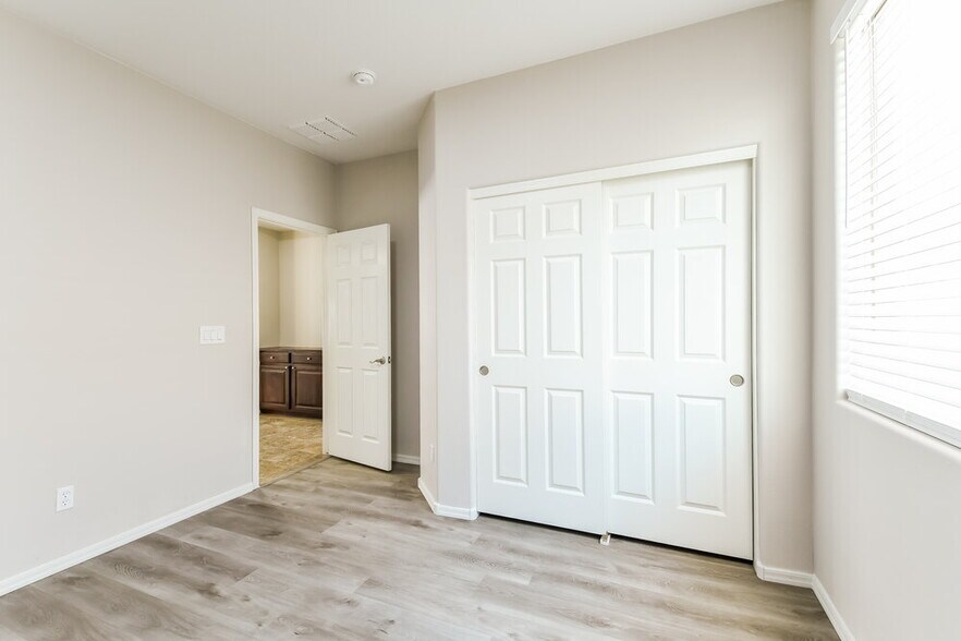 Building Photo - 2226 W Oyer Ln