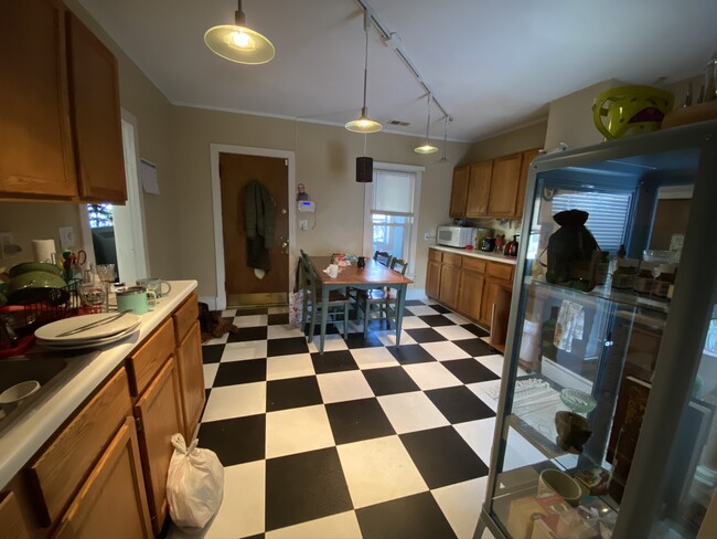 Kitchen - 1011 19th Ave NE