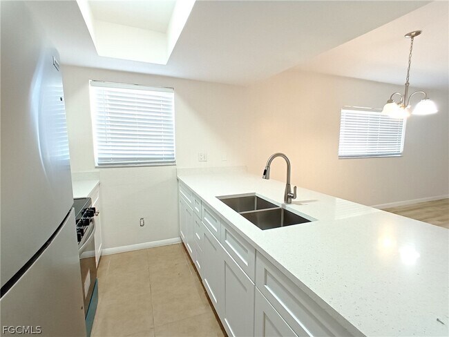 Building Photo - 630-636 SE 13th Pl