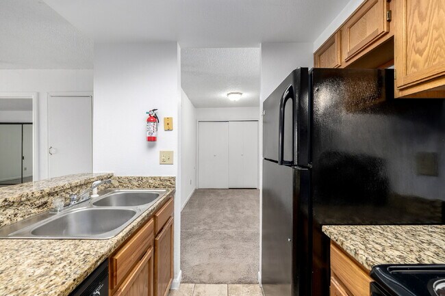 Building Photo - Updated and Stylish 1BDR/1BTH in the Eleven-One-Eleven Condominium Complex