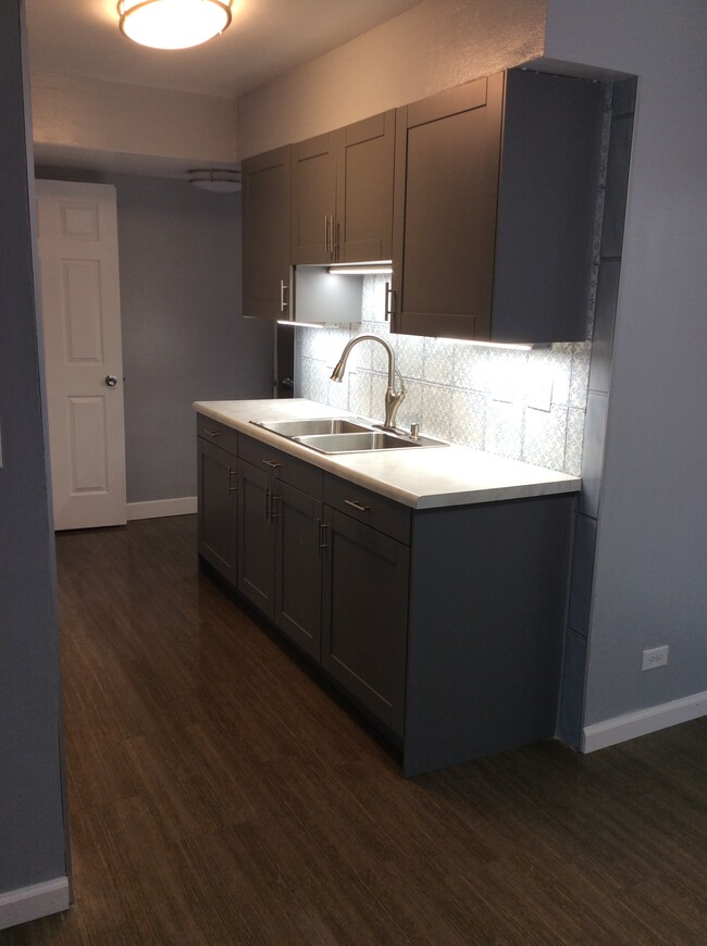Building Photo - 1096 Bristol Ct