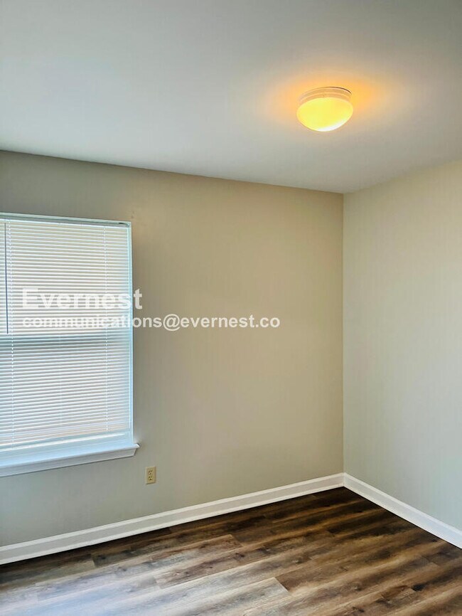 Building Photo - Limited Time Special Offer / 3 Bed, 2 Bath Home with Off-Street Parking / Pet-Friendly / Availabl...