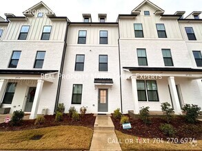 Building Photo - Stunning 4BR/3.5 Ba Townhouse in Charlotte!