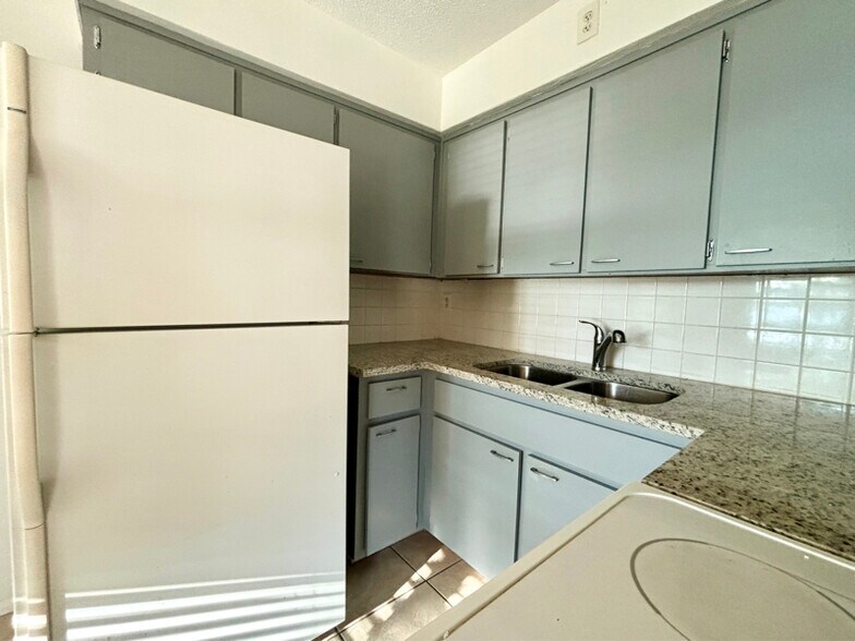 Building Photo - 105 S Spring Blvd