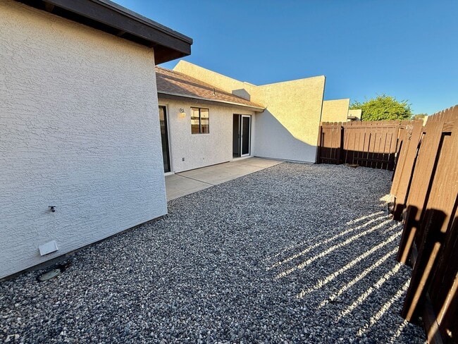 Building Photo - Centrally Located Townhouse