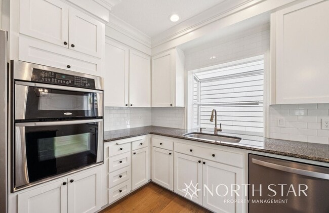 Building Photo - Westlake Traditional with Private, Level B...