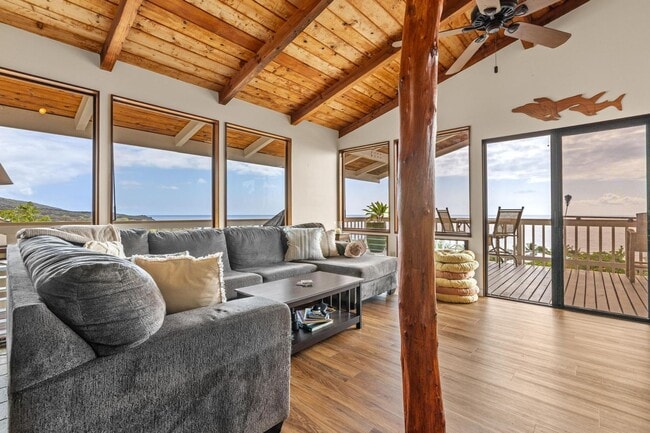 Building Photo - Captain Cook Home – 3 Bed, 2 Bath + Bonus Room! Fully Furnished with Solar Power