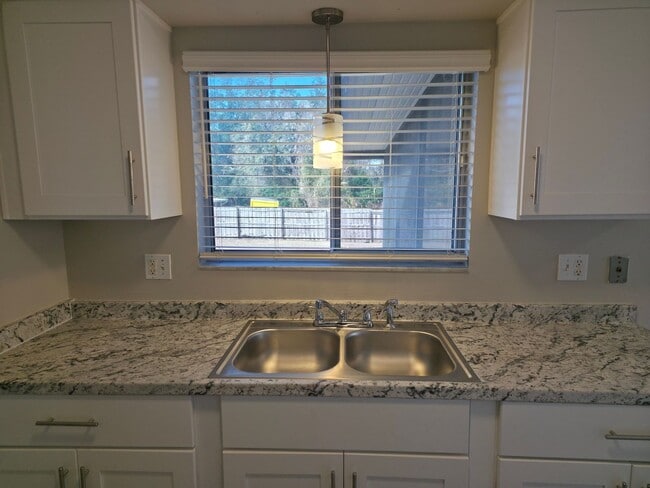 Building Photo - Freshly Updated 2/1 House with Garage in Deltona!