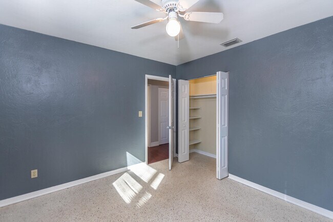 Building Photo - 136 Valencia Dr