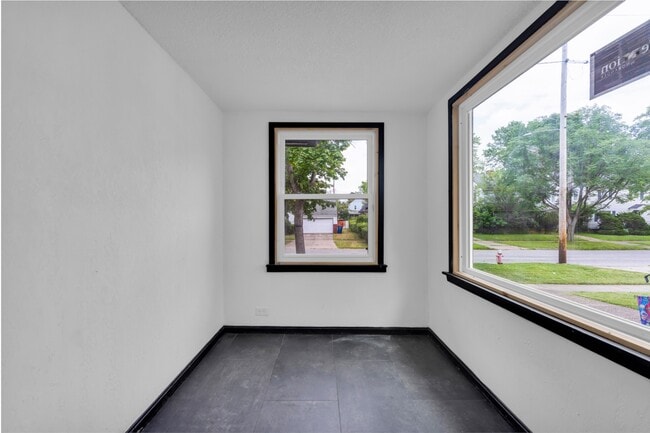 Building Photo - 3186 E 137th St