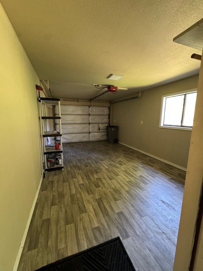 Building Photo - Scenic North Auburn Living – 1 bedroom 2-S...