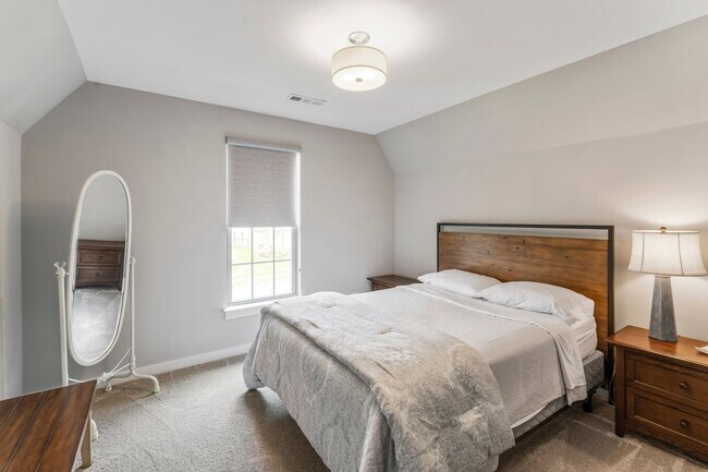 Building Photo - Spotless rental home in the highly sought-after McDaniels neighborhood in College Grove