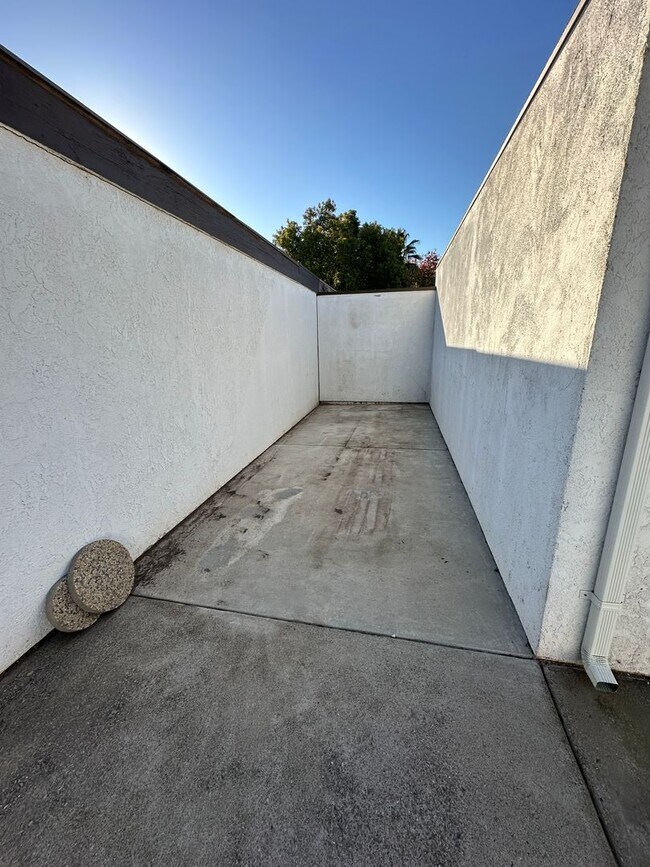 Building Photo - 312 N Riverside Dr