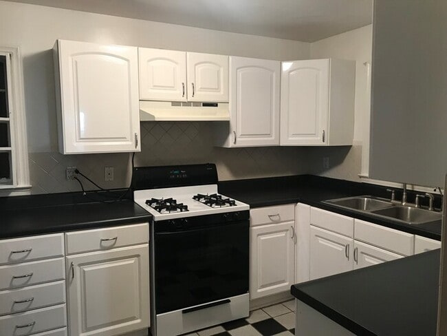 Building Photo - 1933 Kilburn Dr NE