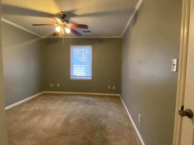 Building Photo - Room in House on Hathshire Dr