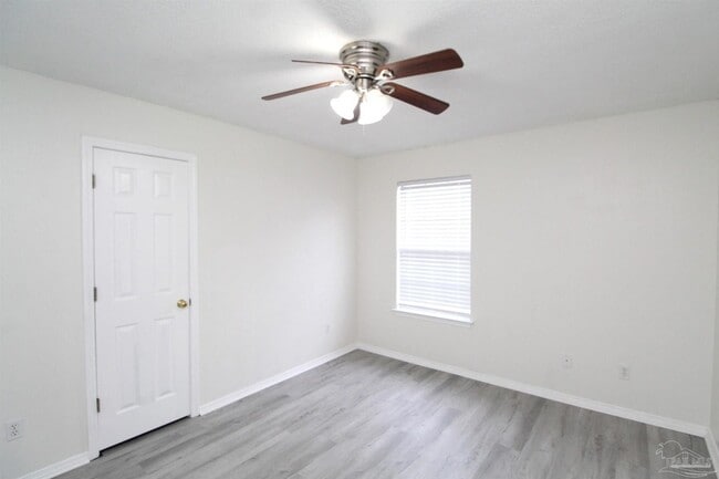 Building Photo - 2432 Gulf Breeze Ave