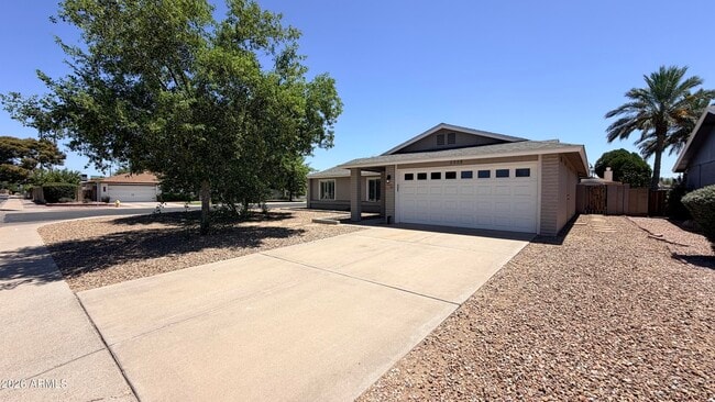 Building Photo - 2303 S Cottonwood Dr