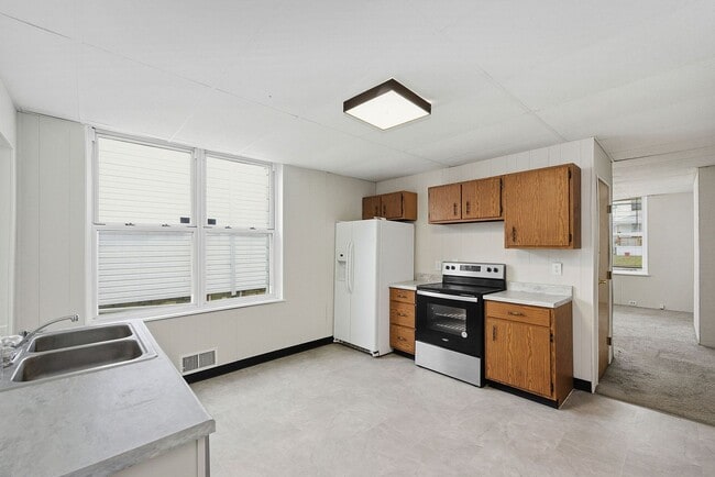 Building Photo - NORWOOD- Cute 2 bedroom 1.5 baths with fenced yard