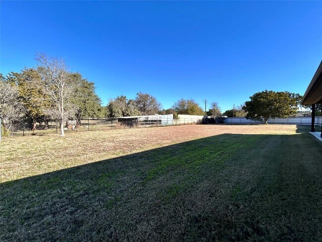 Building Photo - 112 Savage Cir