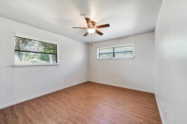 Building Photo - 1130 Bois D'Arc St