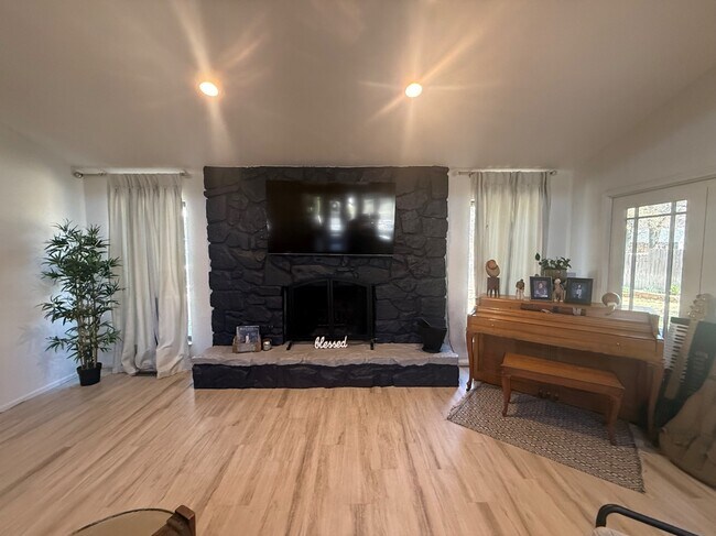 Building Photo - 1925 Bunting Ct