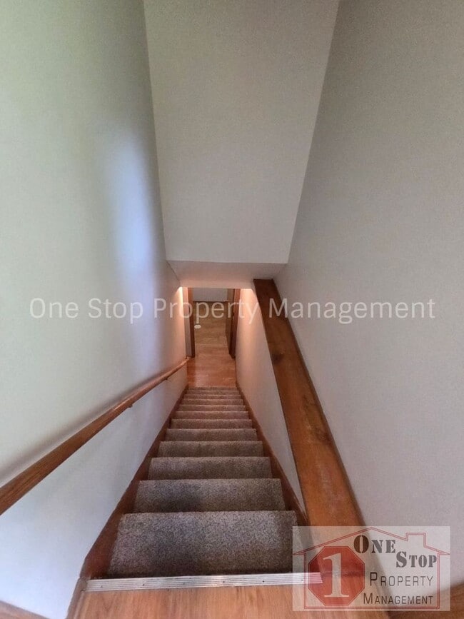 Building Photo - 3 Bedroom 1.5 Bathroom Duplex with 1 car garage in North Kansas City