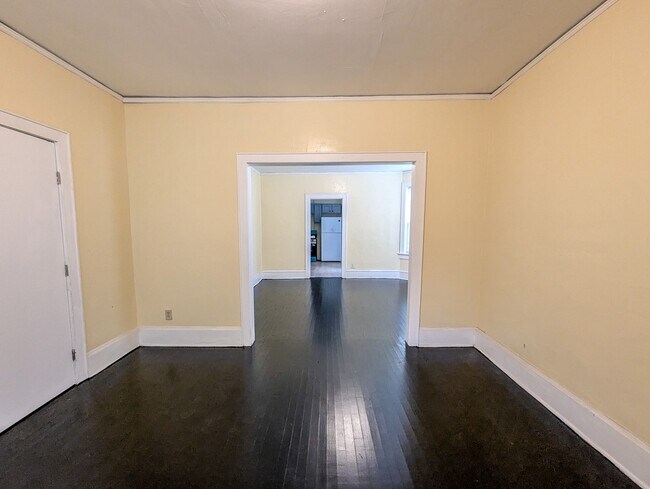 Building Photo - 1304 W Ring St