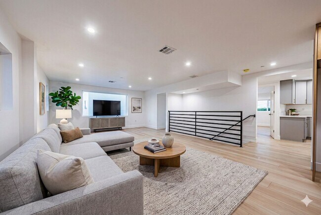 Building Photo - 1658 S. Hayworth Ave