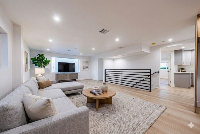 Building Photo - 1658 S. Hayworth