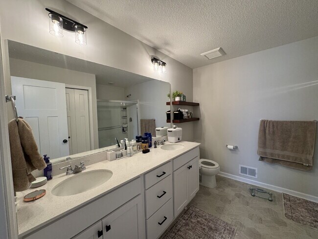 Building Photo - "Spacious 3-Bedroom Townhouse Oasis in West St Paul – 2.5 Baths & 2,268 Sq Ft of Comfort!"