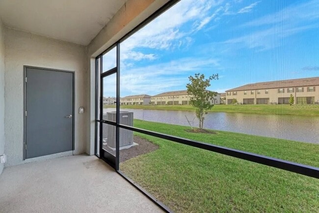 Building Photo - 3 Bedroom 2 Bath Townhome in AMENITY RICH Lorraine Lakes