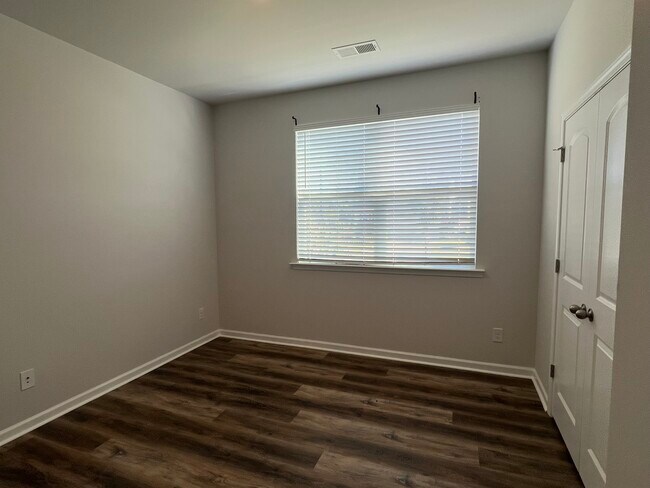 Building Photo - 621 High Hl Dr