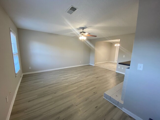 Building Photo - NEW LISTING - Updated Townhome Available f...