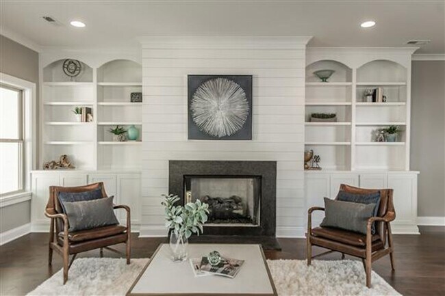 Building Photo - Huge East Nashville Home just steps to the...