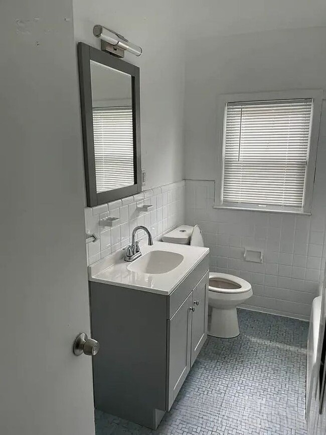 Building Photo - 3 bed 1 bath Home